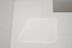 Ebenerdige und geräumige Dusche