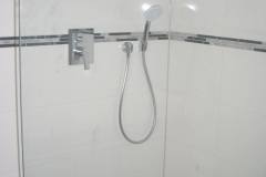 Ebenerdige und geräumige Dusche